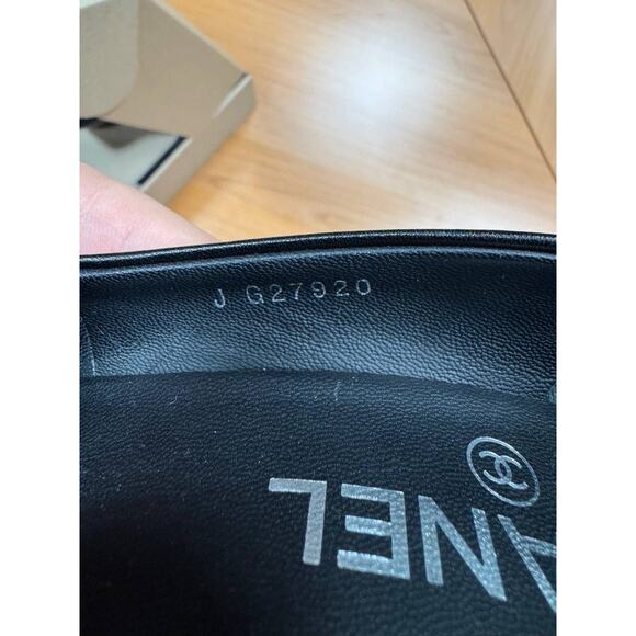 Chanel Black Leather Pumps with Patent Cap Toe - Size 38.5 - Picture 6 of 6